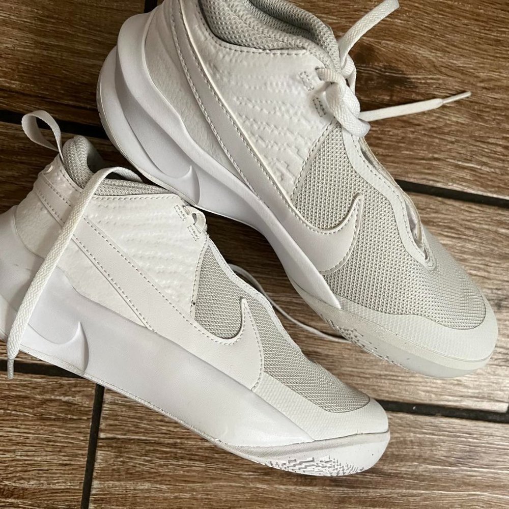 Nike Team Hustle D 10 (Big Kid) | size 5